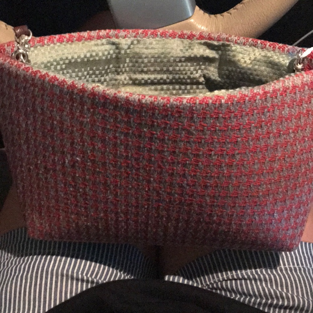 Perfect fall wristlet with houndstooth pattern.